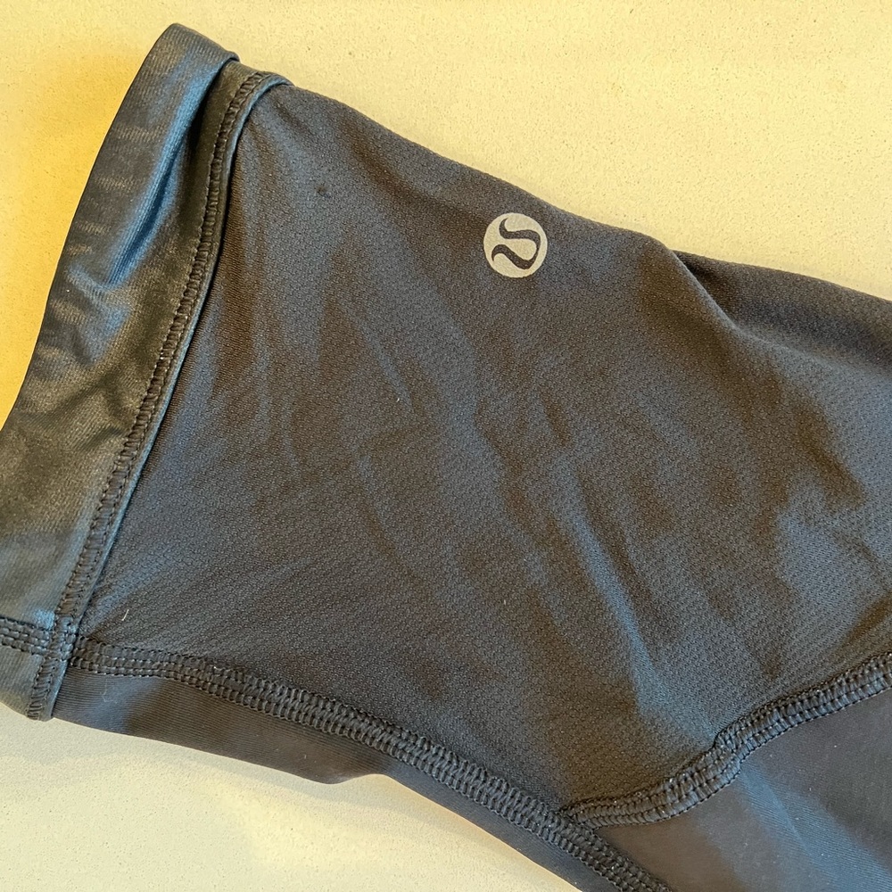 Lululemon black pants. Below the knee fit. Size 4/6.
